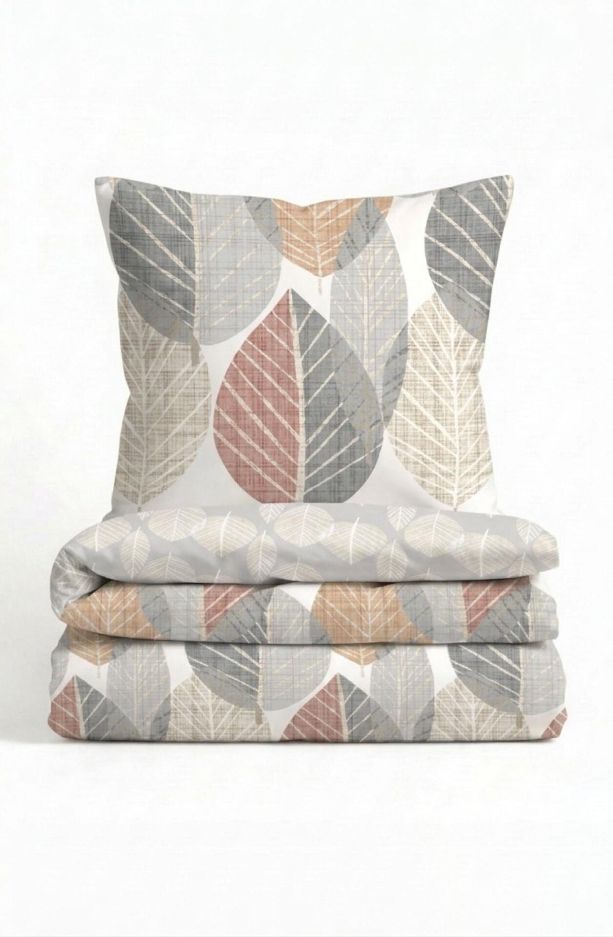 Bettwäscheset Biberna mit floralem Blättermuster in Hellgrau, Beige und Rostrot, Detailaufnahme der Oberseite und eines Kopfkissens.