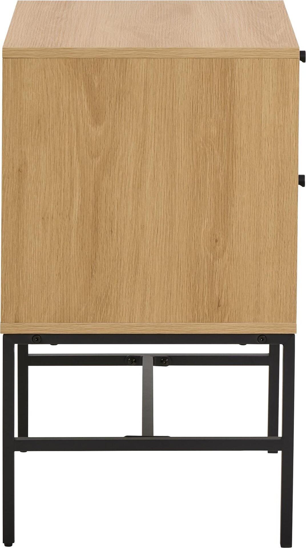 Nachttisch Albany aus Eiche rau mit zwei Schubladen, schwarzen Griffen und einem schwarzen Metallgestell, detailreich aus Seitenperspektive dargestellt.