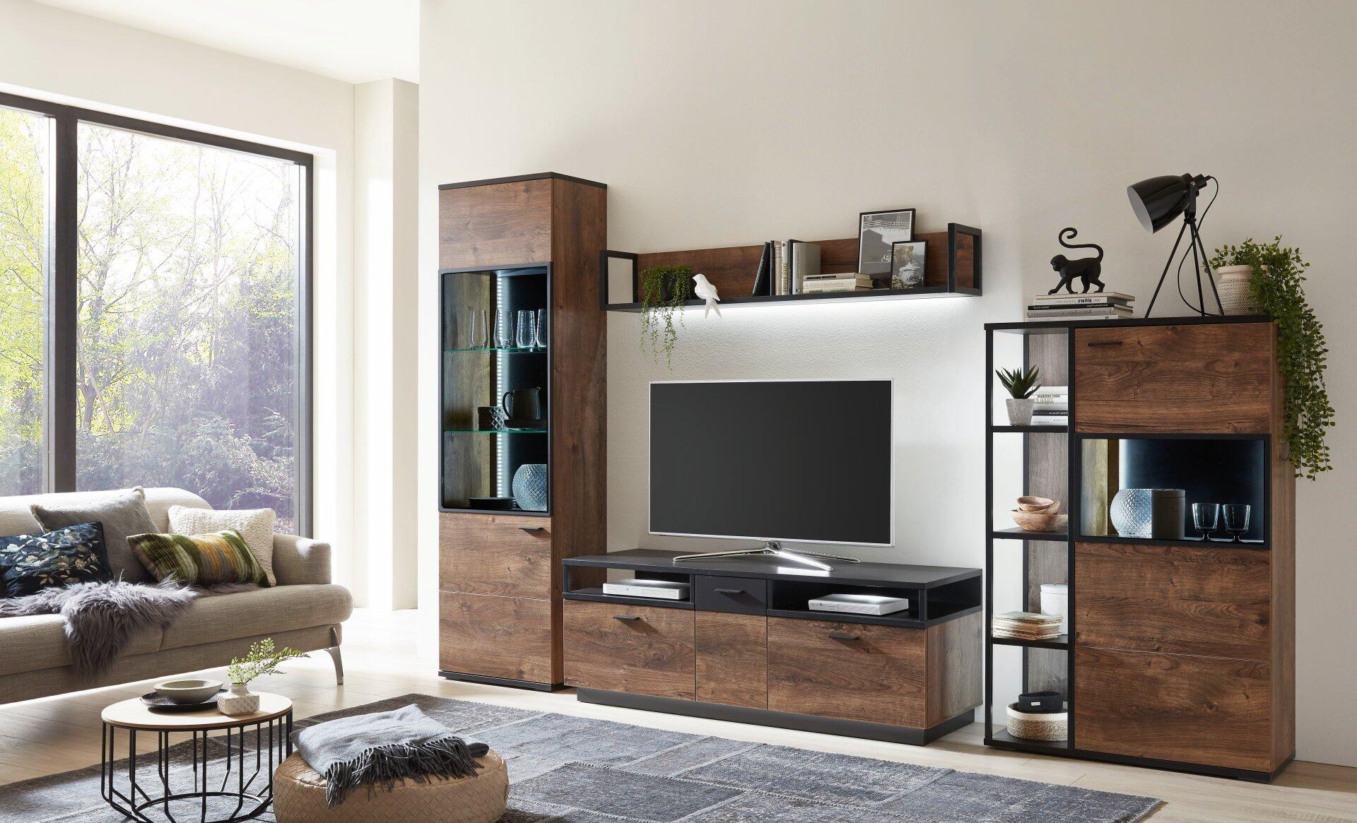 TV-Wohnlösung Bastian mit niedrigem TV-Schrank, Sideboards mit Regalen und geschlossenen Fächern, aus der Seitenperspektive.