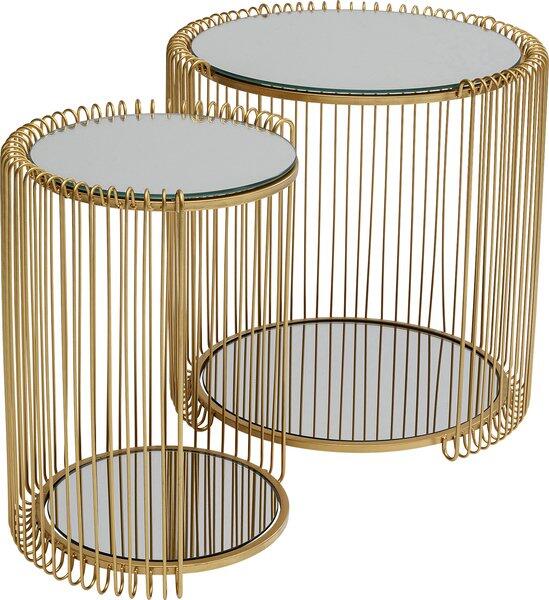 Gestapelte Beistelltische Wire Double Brass (2/Set) mit goldfarbenem Metallgestell und transparenten Glasplatten, die eine wellenförmige Gestaltung des Gestells und die Höhe der Anordnung zeigen.