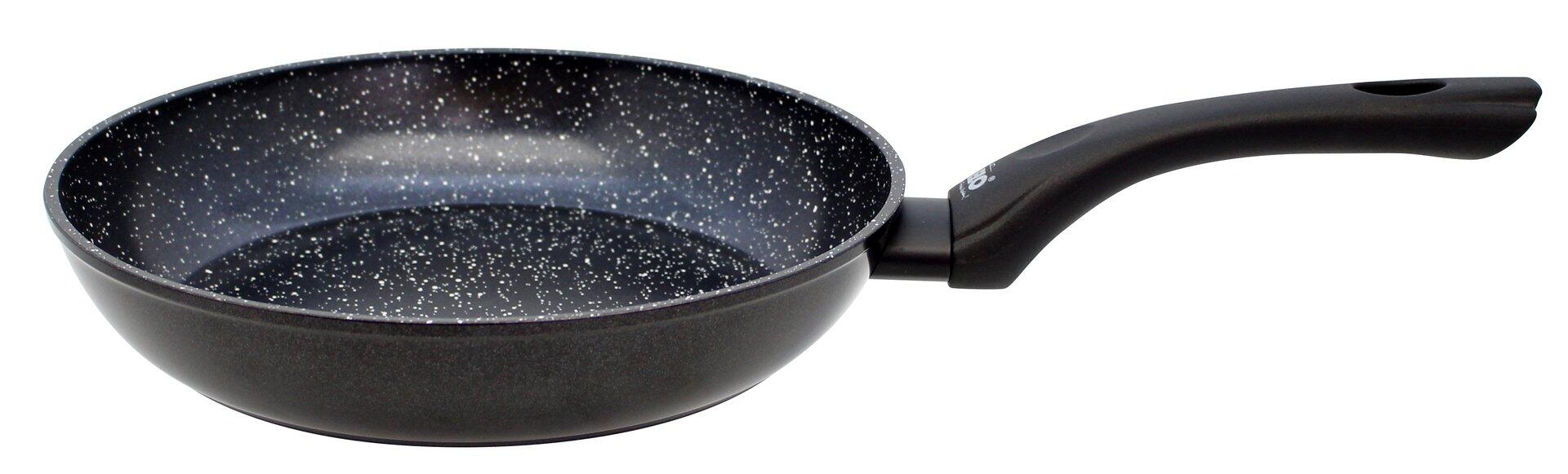 Bratpfanne Pure Belugo in 28cm Ø mit schwarzem Griff und marmoriertem Antihaft-Innenleben, dargestellt aus dreiviertelperspektive.