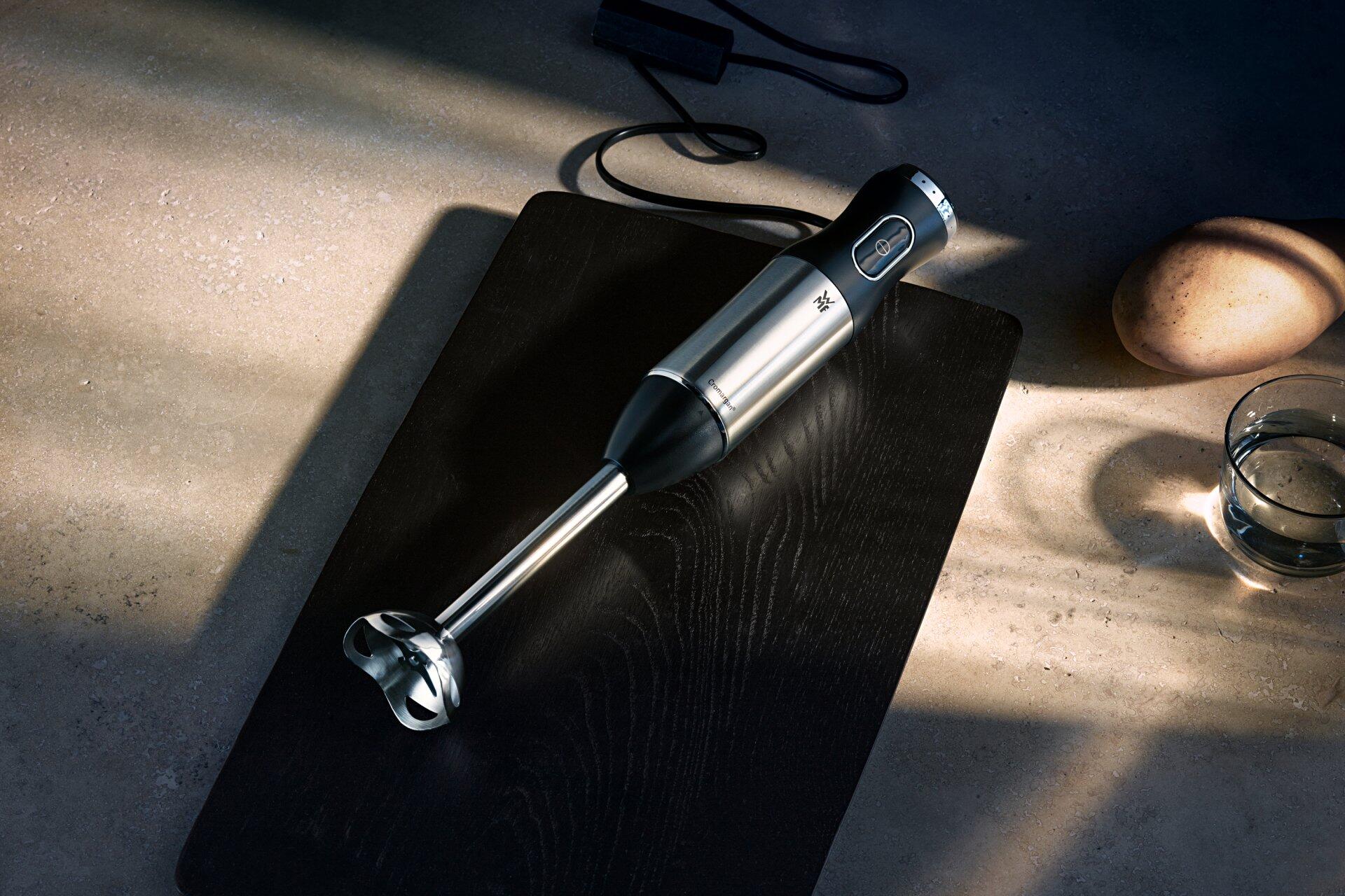 WMF Kult X Stabmixer mit 4-flügligem Edelstahlmesser, aus bodennaher Perspektive fotografiert, um das moderne Design und die Mixmesser zu betonen.