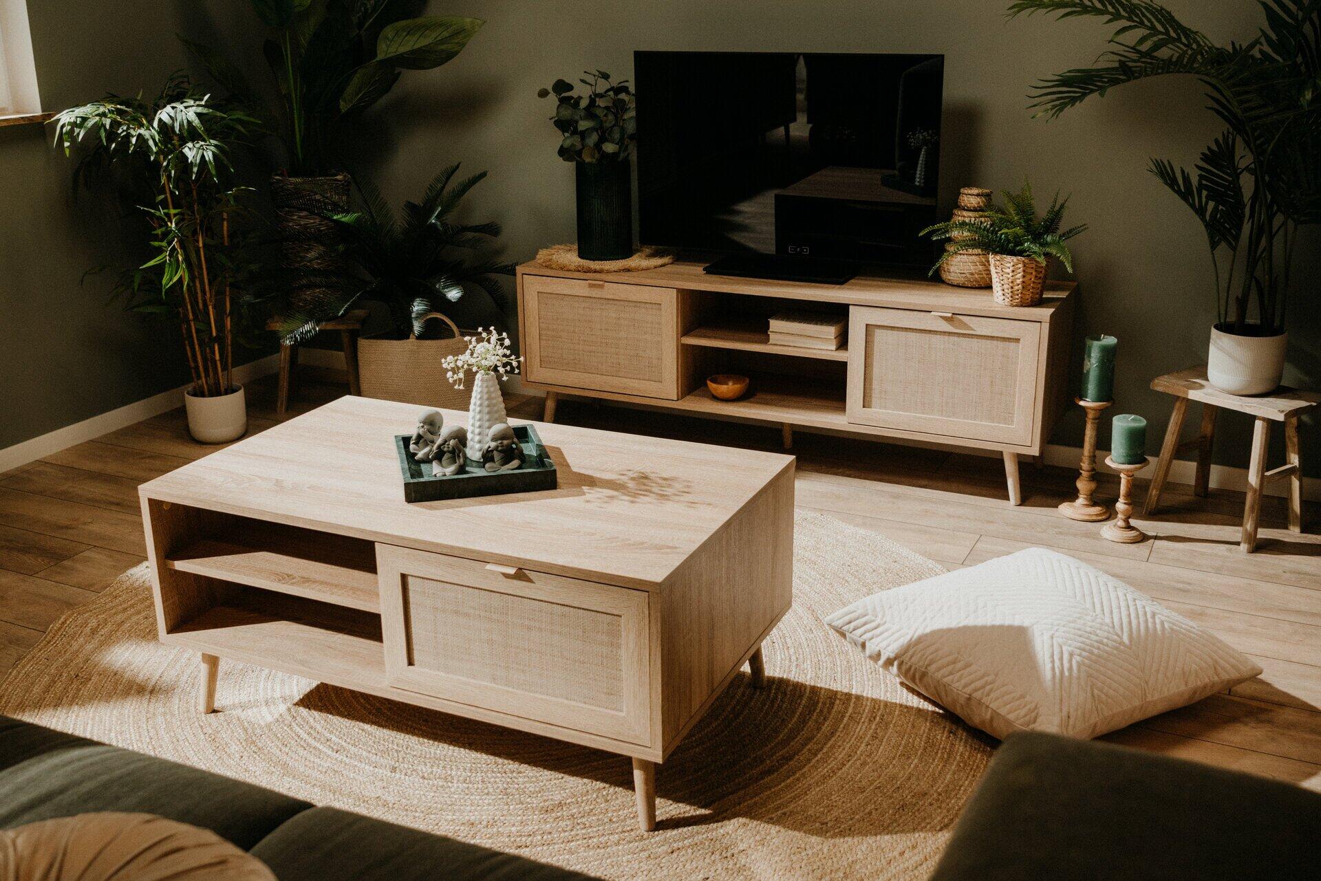 Couchtisch Bali 55A mit Schublade und Fach unterteilt durch einen Rattan-Einsatz, aus hellem Holz, leicht untere Perspektive.