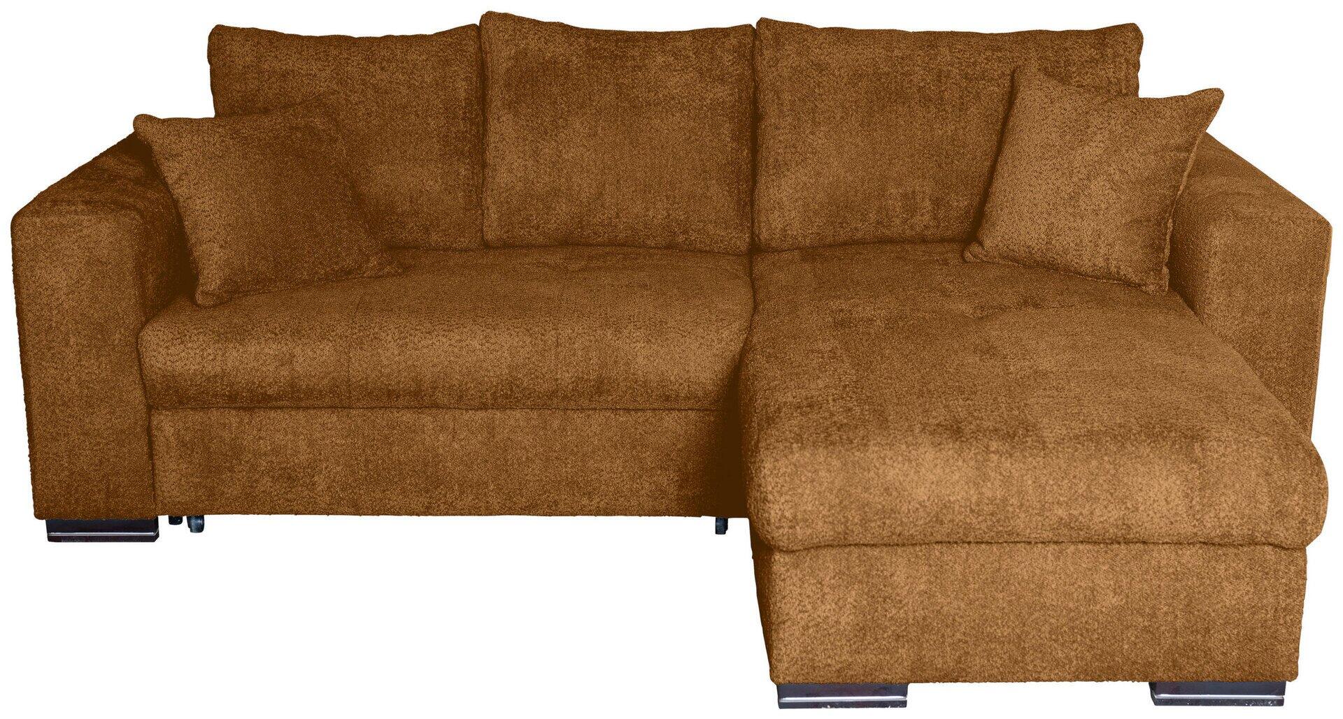 Ecksofa Malmo in warmem Braunton mit samtiger Oberfläche, L-Form, schräger Rückenlehne und dekorativen Kissen, präsentiert in einer Frontalansicht mit erhöhter Sitzposition durch die braunen Holzfüße.