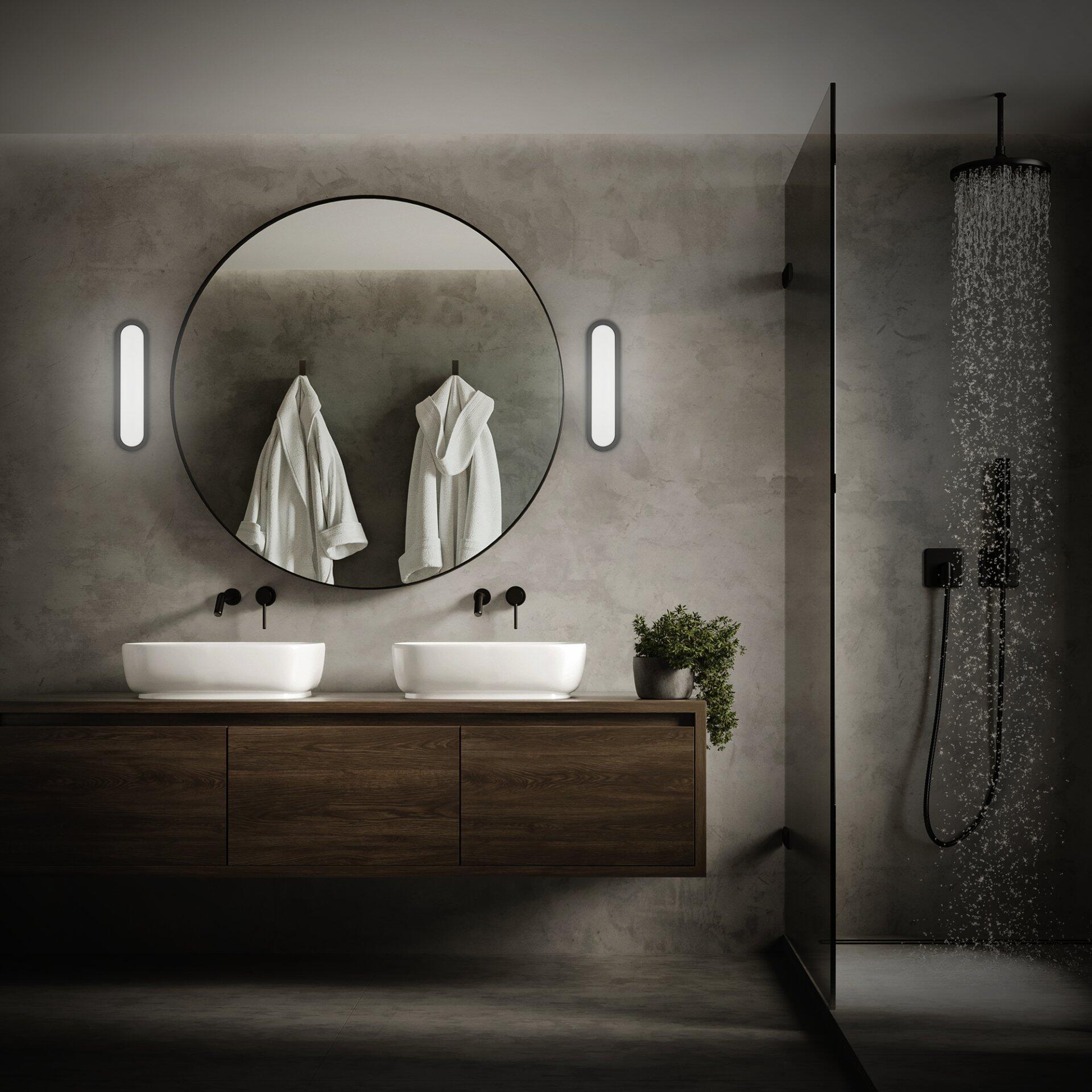 Wandleuchte Pil, minimalistisches Design, integriert in ein modernes Badezimmer mit schwebendem Waschtisch und großem Spiegel.