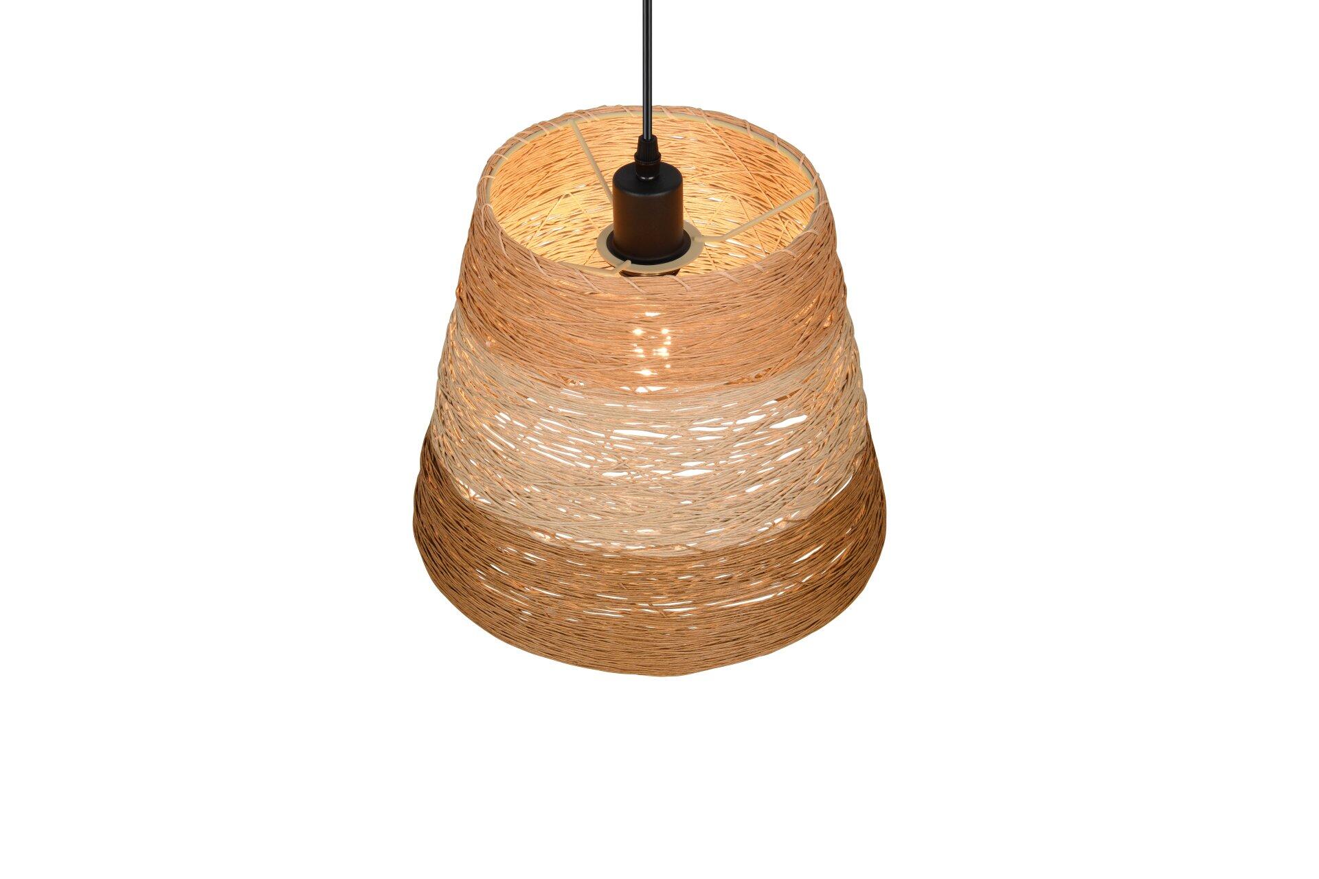 Pendelleuchte Joeline mit geflochtenem Rattan-Material und konischer Form, die im Gegenlicht warmes, indirektes Licht erzeugt.