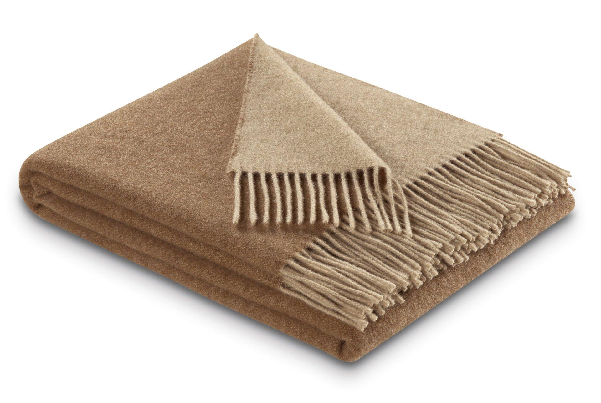 Beige Plaid-Decke aus Wolle und Kaschmir mit Fransen, präsentiert in einer leicht schrägen, dreidimensionalen Perspektive.