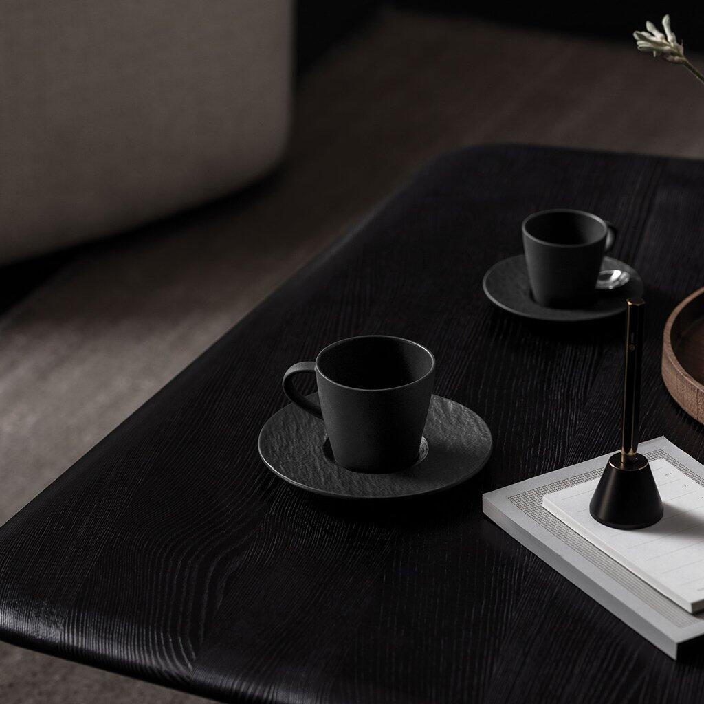Kaffeeobertasse Manufacture Rock von Villeroy & Boch mit schieferoptischem, matt glasiertem Finish, abgebildet aus Vogelperspektive auf einer Holzoberfläche.