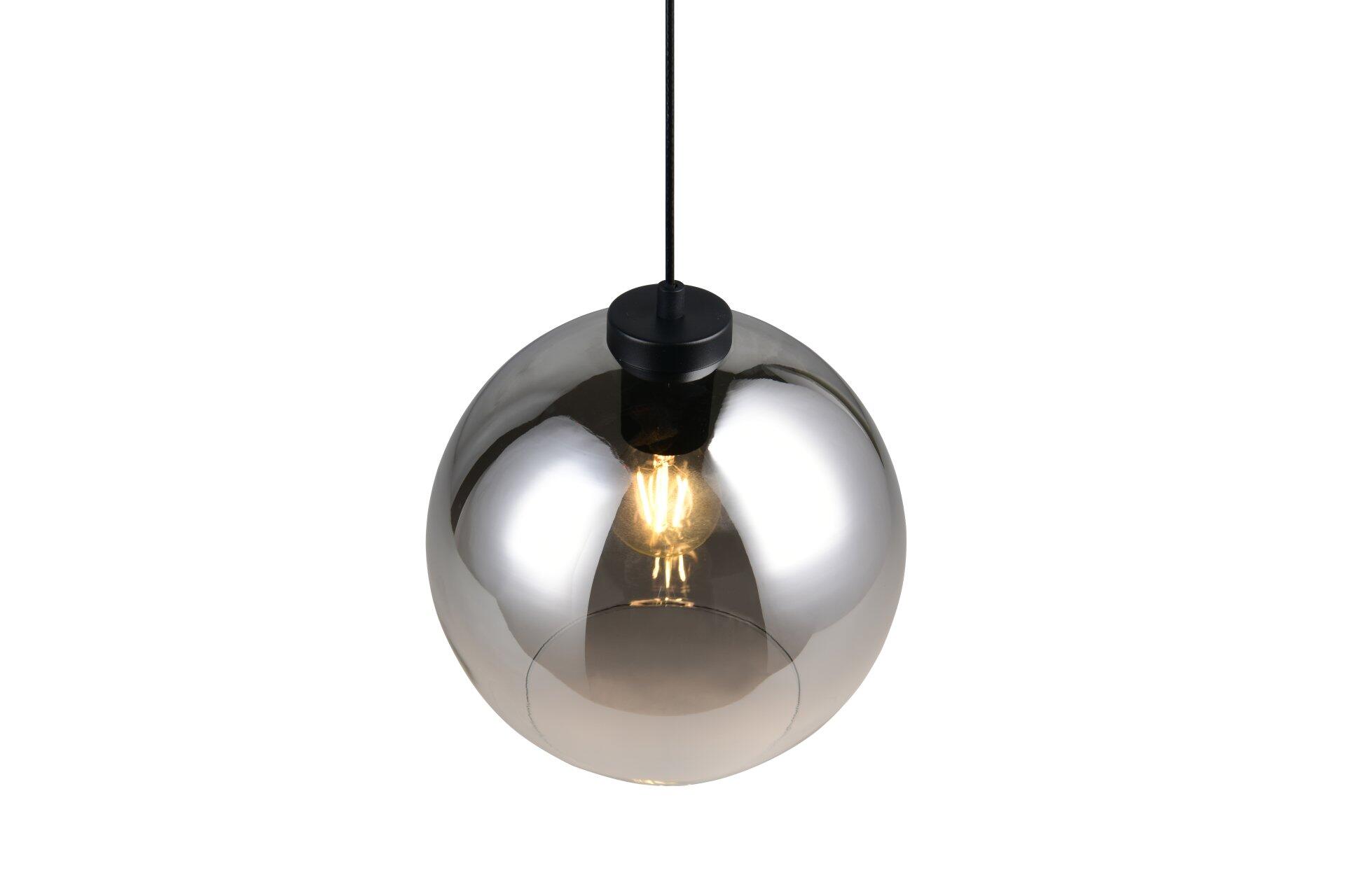 Pendelleuchte Liora mit glänzender, silberfarbener Metallkugel und Edison-Glühbirne, die warmes Licht ausstrahlt, dargestellt in einer Frontalperspektive.