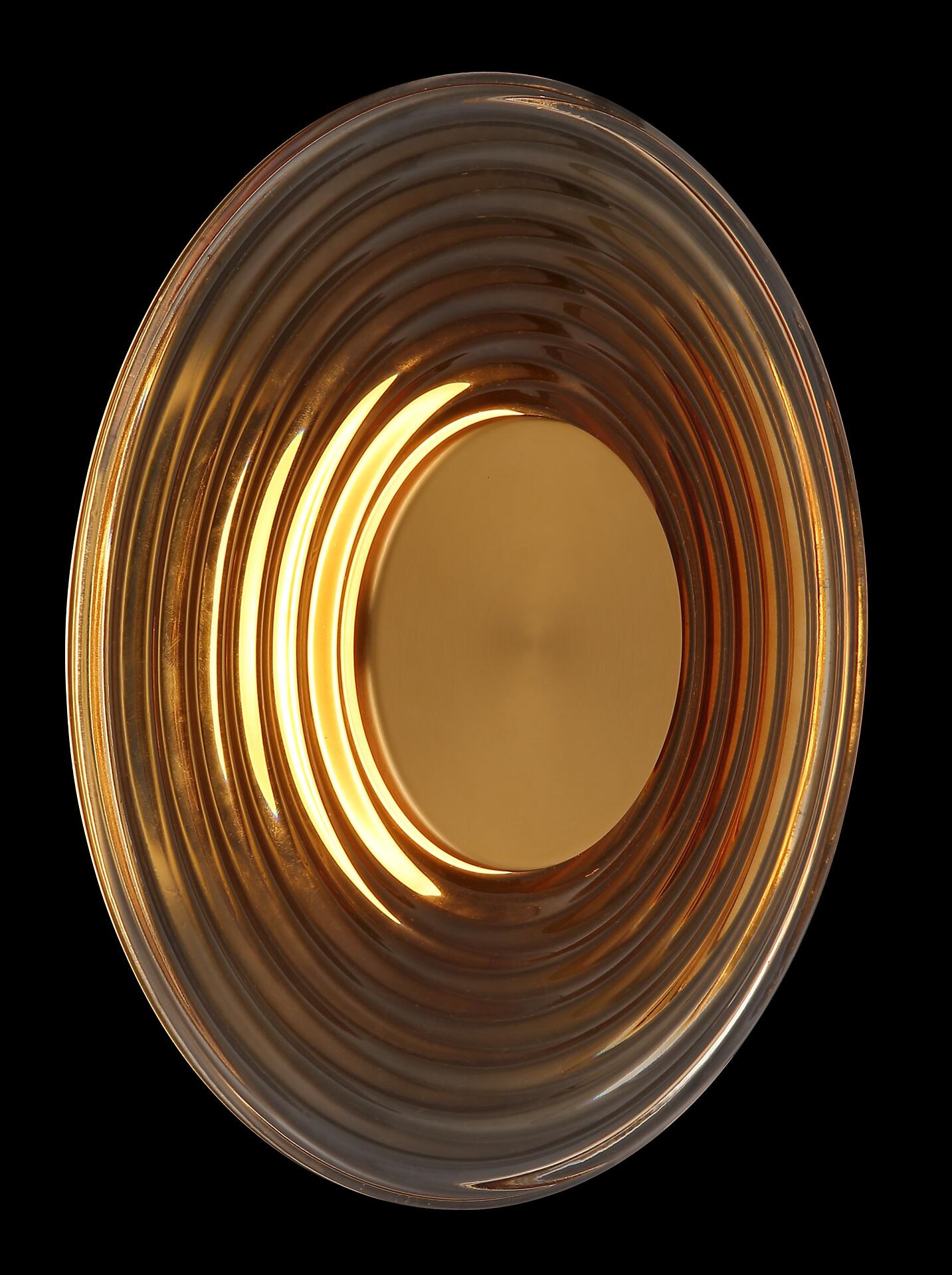 Wandleuchte JANELL, Ø30cm, mit transparentem, orange-gelb schimmerndem Glaskörper und wellenförmiger Oberfläche, die das Licht dynamisch reflektiert.