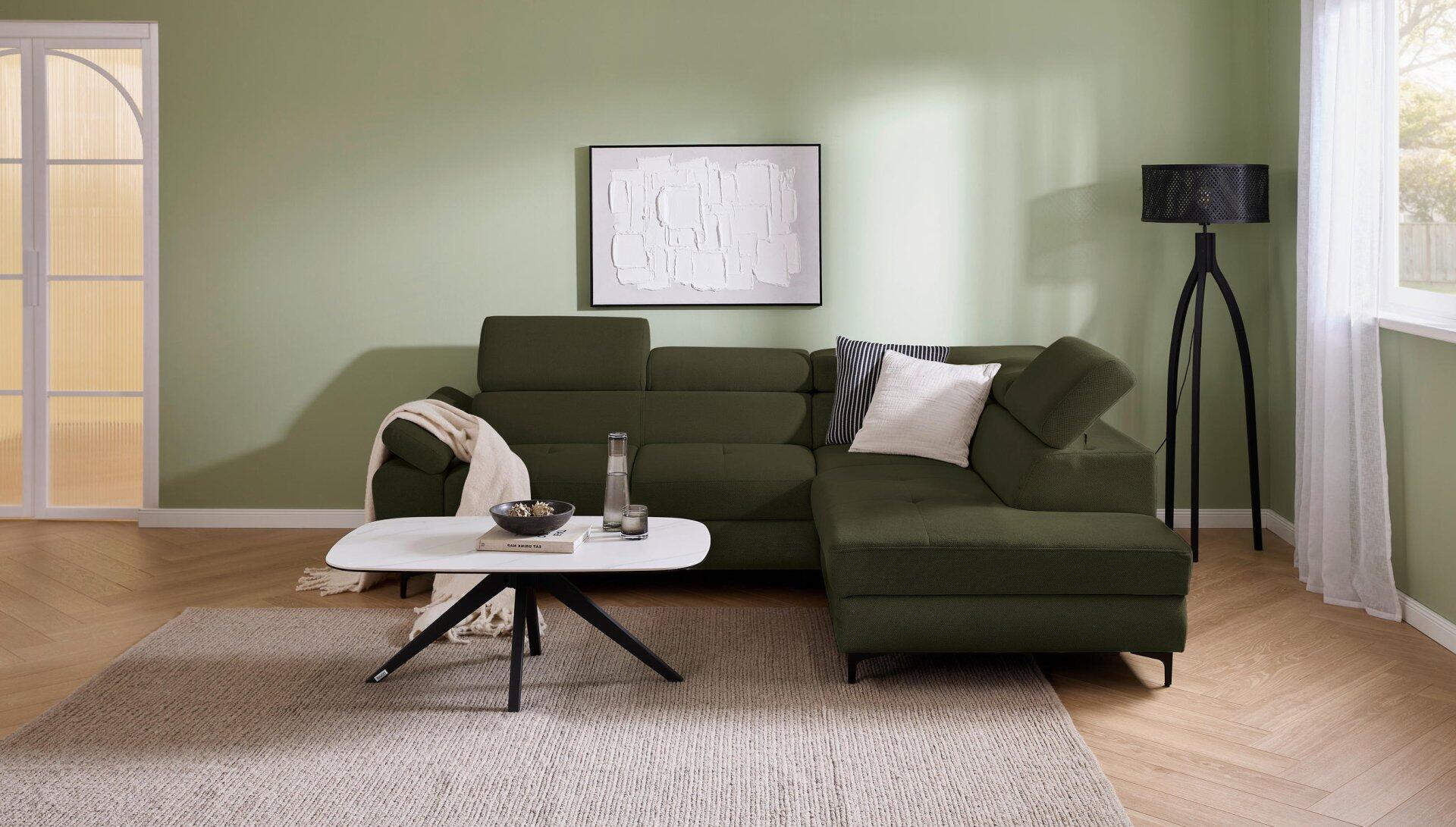Ecksofa Combo mit abgewinkelter Form und hoher Rückenlehne, leicht erhöht fotografiert, zeigt die L-Form und die bequeme Polsterung mit abklappbaren Kopfstützen.