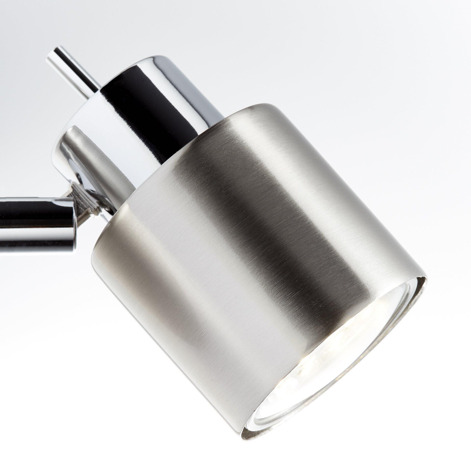 Spotleuchte Andres, schwenkbarer Lampenkopf zur gezielten Lichtlenkung, Detailansicht des silberfarbenen Metallgehäuses mit integrierter Glühbirne.