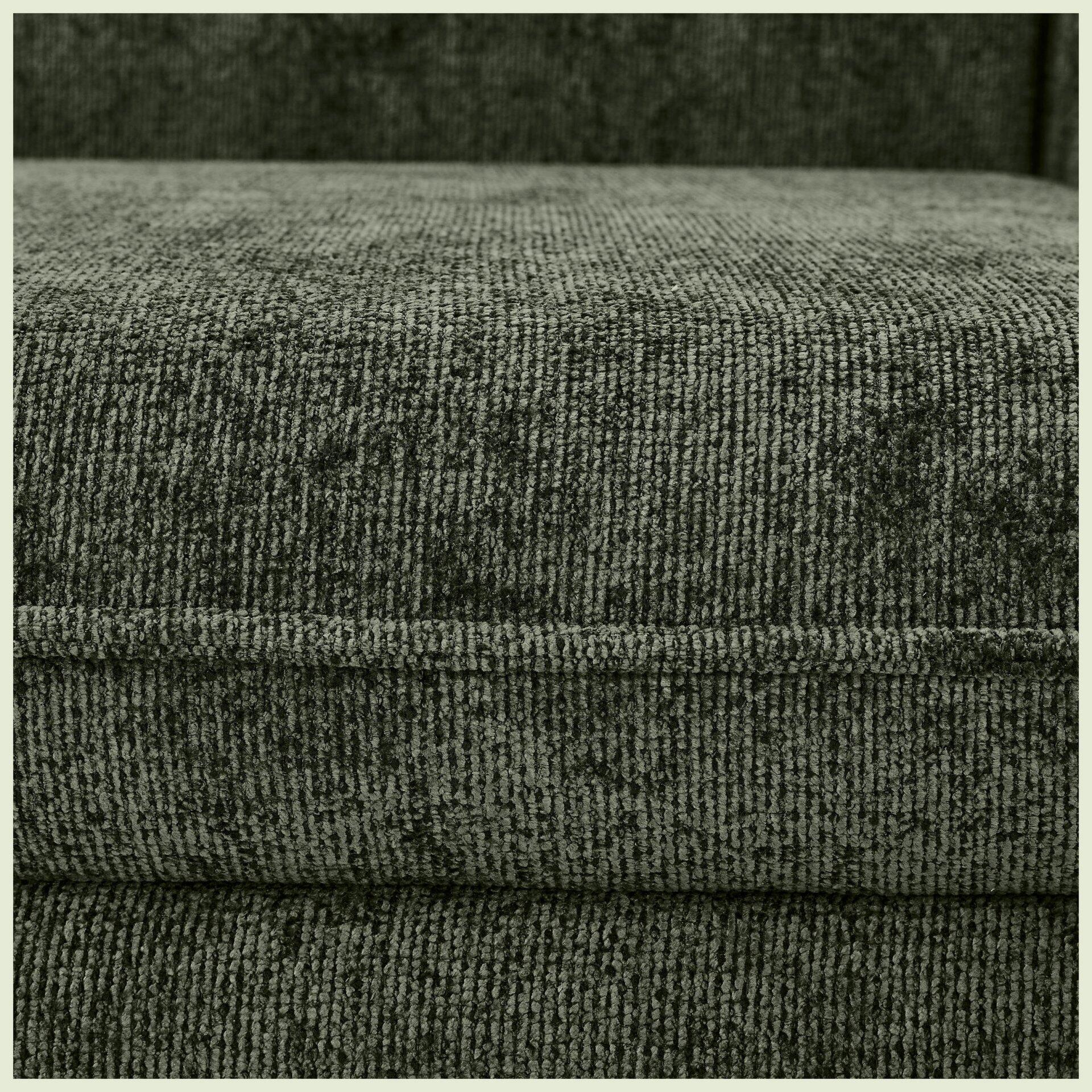 Detailaufnahme des Sofas Santana mit strukturierter, dunkelgrauer Stoffoberfläche und vertikaler Naht, die die hochwertige Verarbeitung betont.