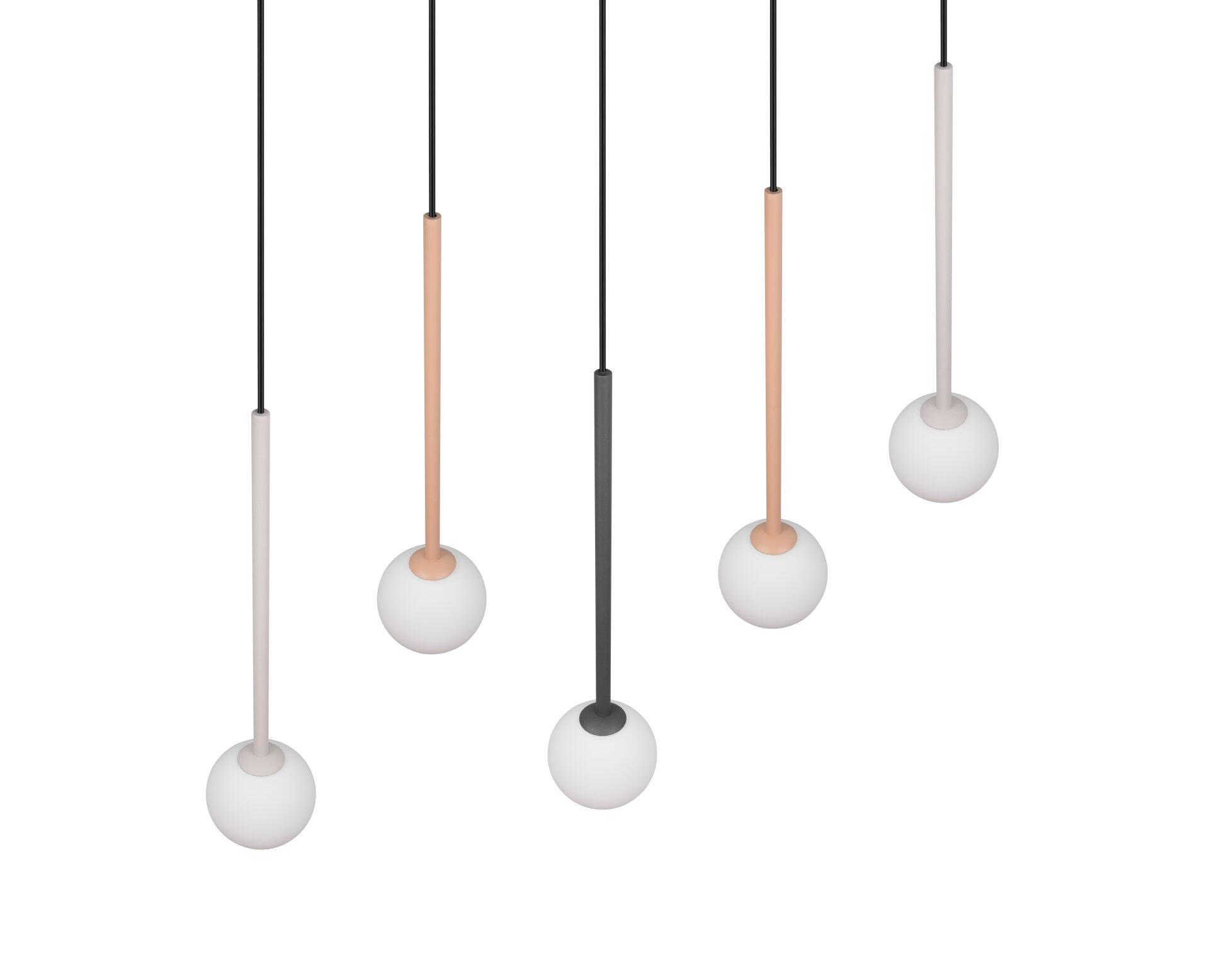 Fünf Pendelleuchten Firano mit weißen, runden Lampenschirmen und farbig abgesetzten Stielen (hellrosa, schwarz, beige, hellrosa, weiß) in einer frontal angeordneten Produktansicht.