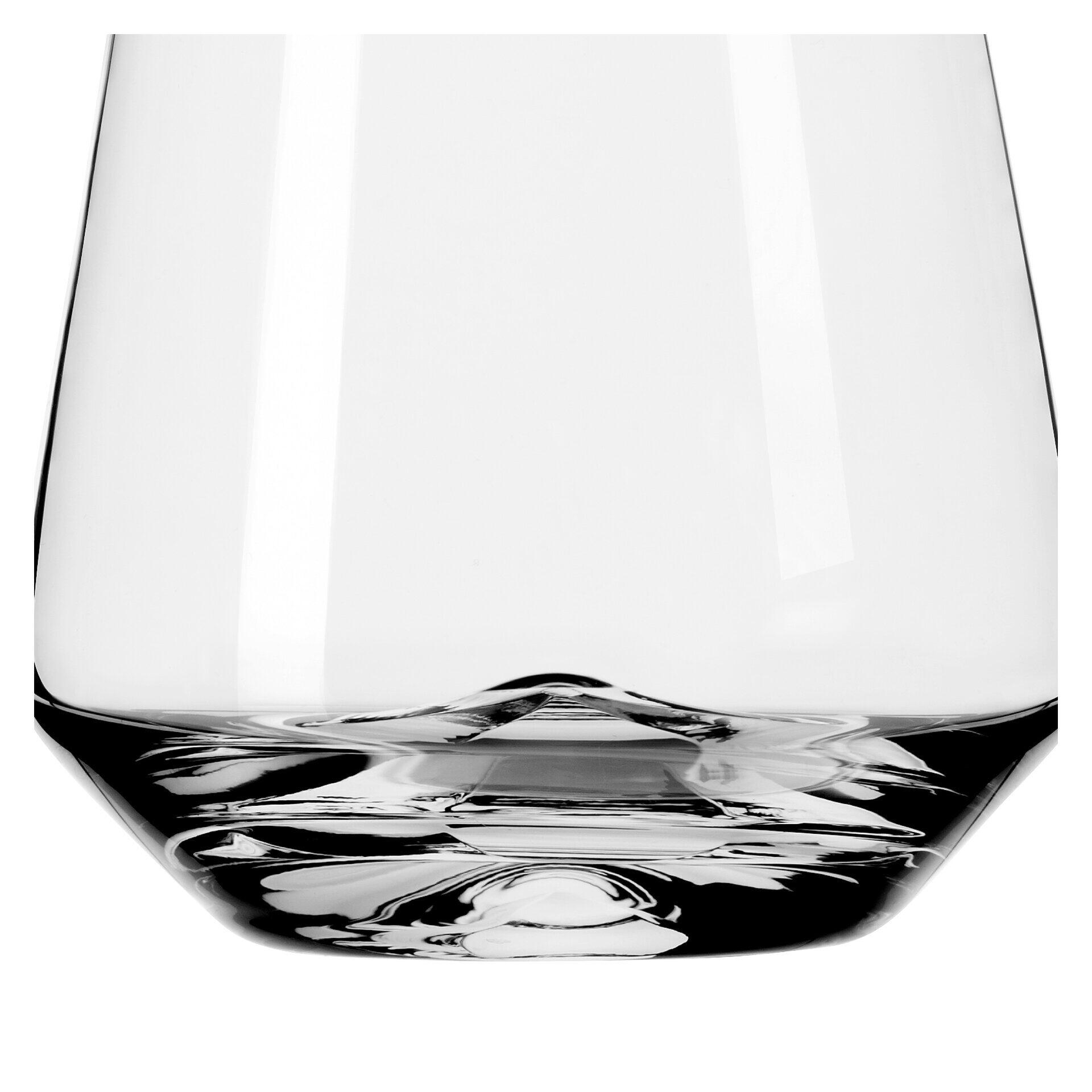 Nahaufnahme eines Whisky Tumblers mit elegantem, geschwungenem Fuß und schlanker, zylindrischer Form.