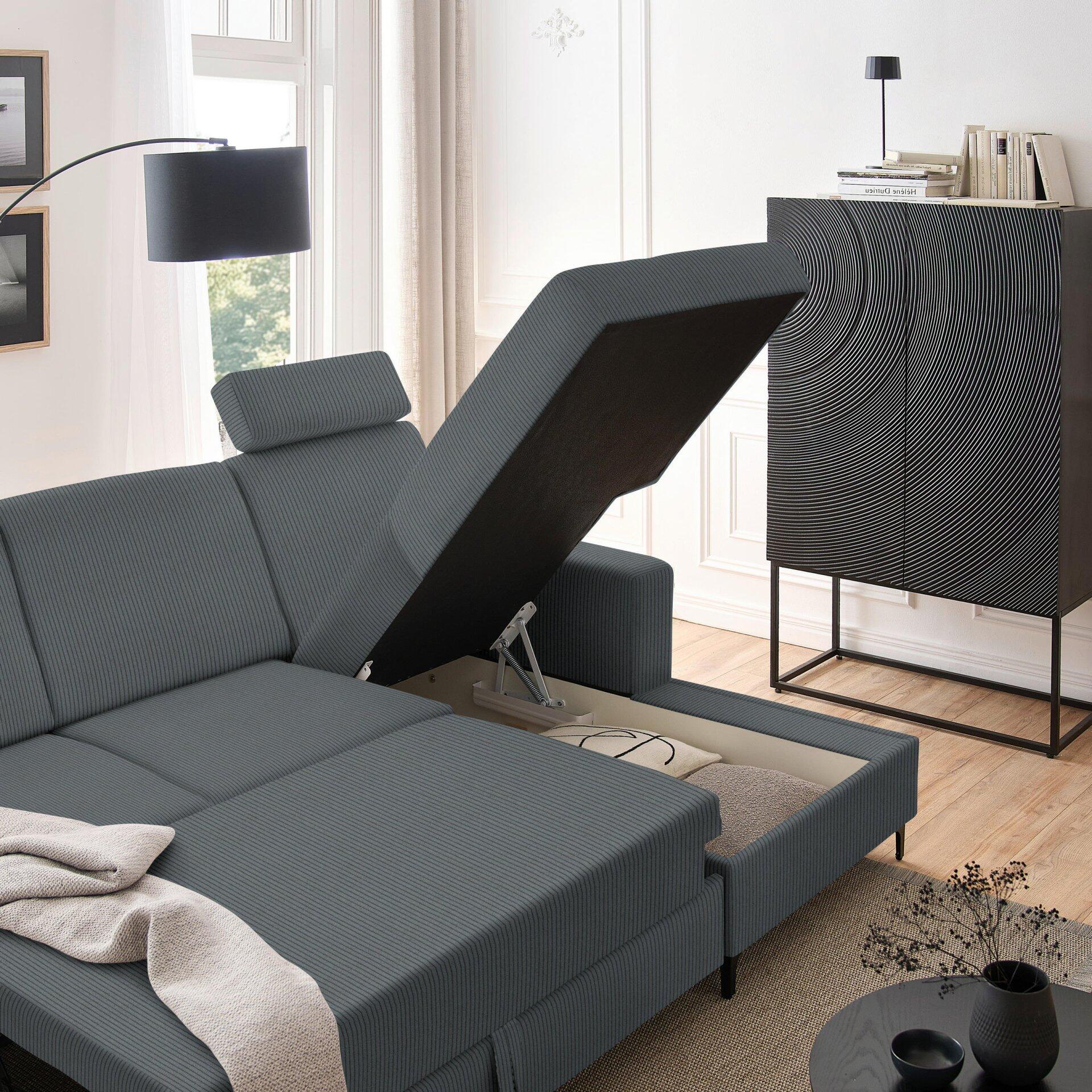 Ecksofa Balina in Grauton mit hochgeklappter Rückenlehne, die die Schlaffunktion mit Bettrahmen und Matratze demonstriert.