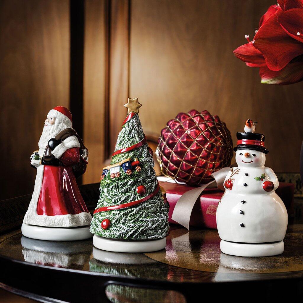 Santa, drehend, Nostalgic Melody – Detailaufnahme einer handbemalten Santa-Claus-Figur auf einem Tablett mit beleuchtetem Miniatur-Tannenbaum und Schneemann, präsentiert in festlicher Weihnachtsdekoration.
