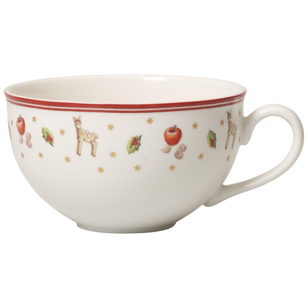 Milchkaffee-Obertasse Toy's Delight von Villeroy & Boch mit Vogelperspektive, weißem Korpus, rotem Rand und weihnachtlichen Motiven wie Reh, Äpfeln und Sternen im Inneren.