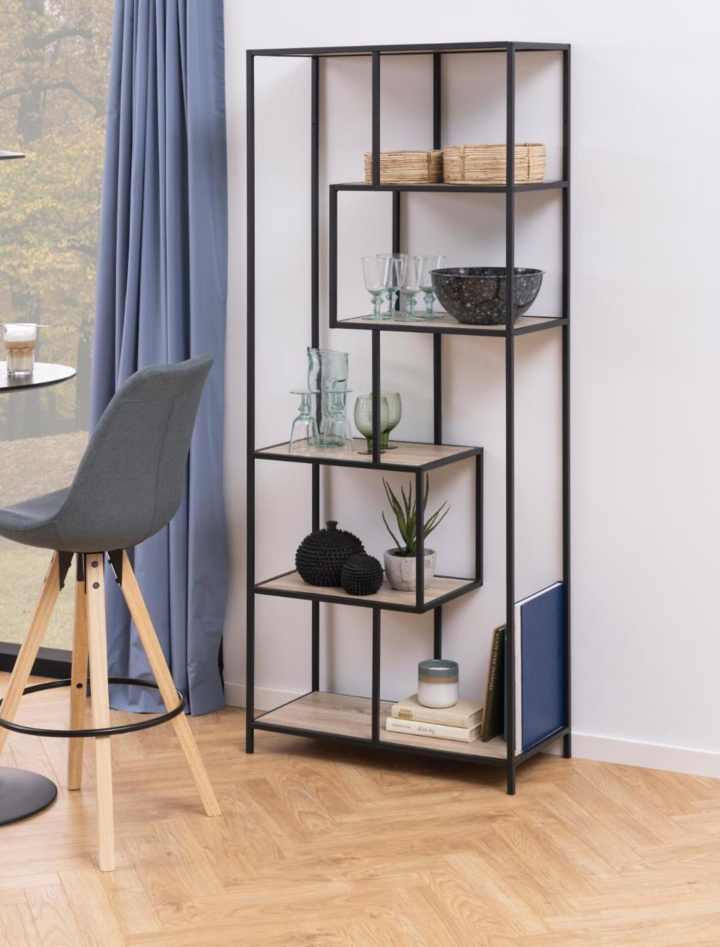 Regal Seaford mit asymmetrischem Design und schwarzen Metallstreben sowie unterschiedlich hohen Regalböden aus Holz, dargeboten aus einer leicht seitlichen Perspektive mit dekorativen Elementen auf den Böden.