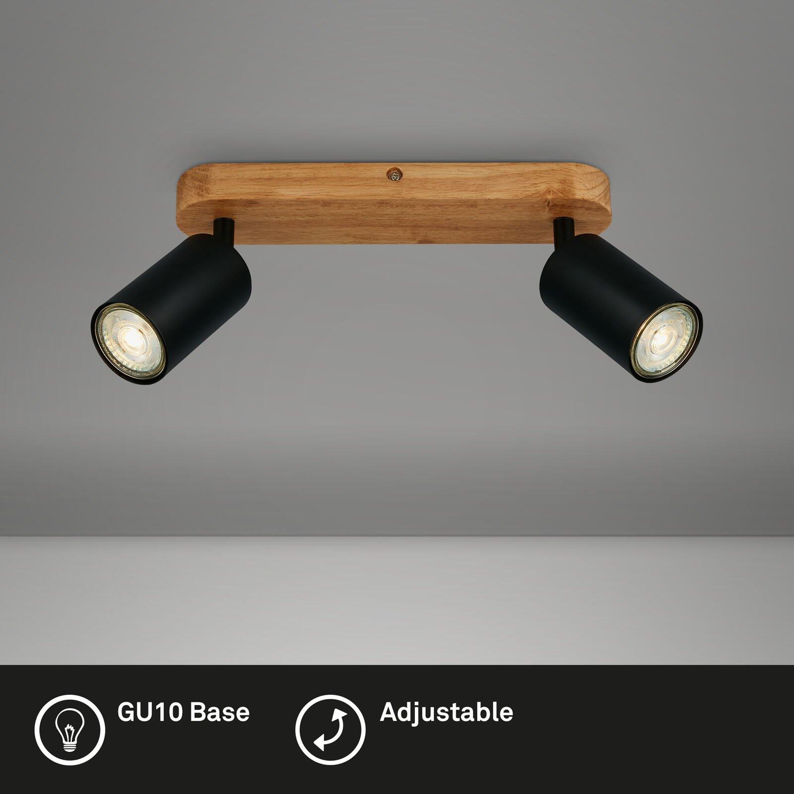 Moderne Wandleuchte Spot Kullig mit schwenkbaren, zylindrischen Lampenköpfen und GU10-Sockeln, eingebettet in einer horizontalen Holzbasis.