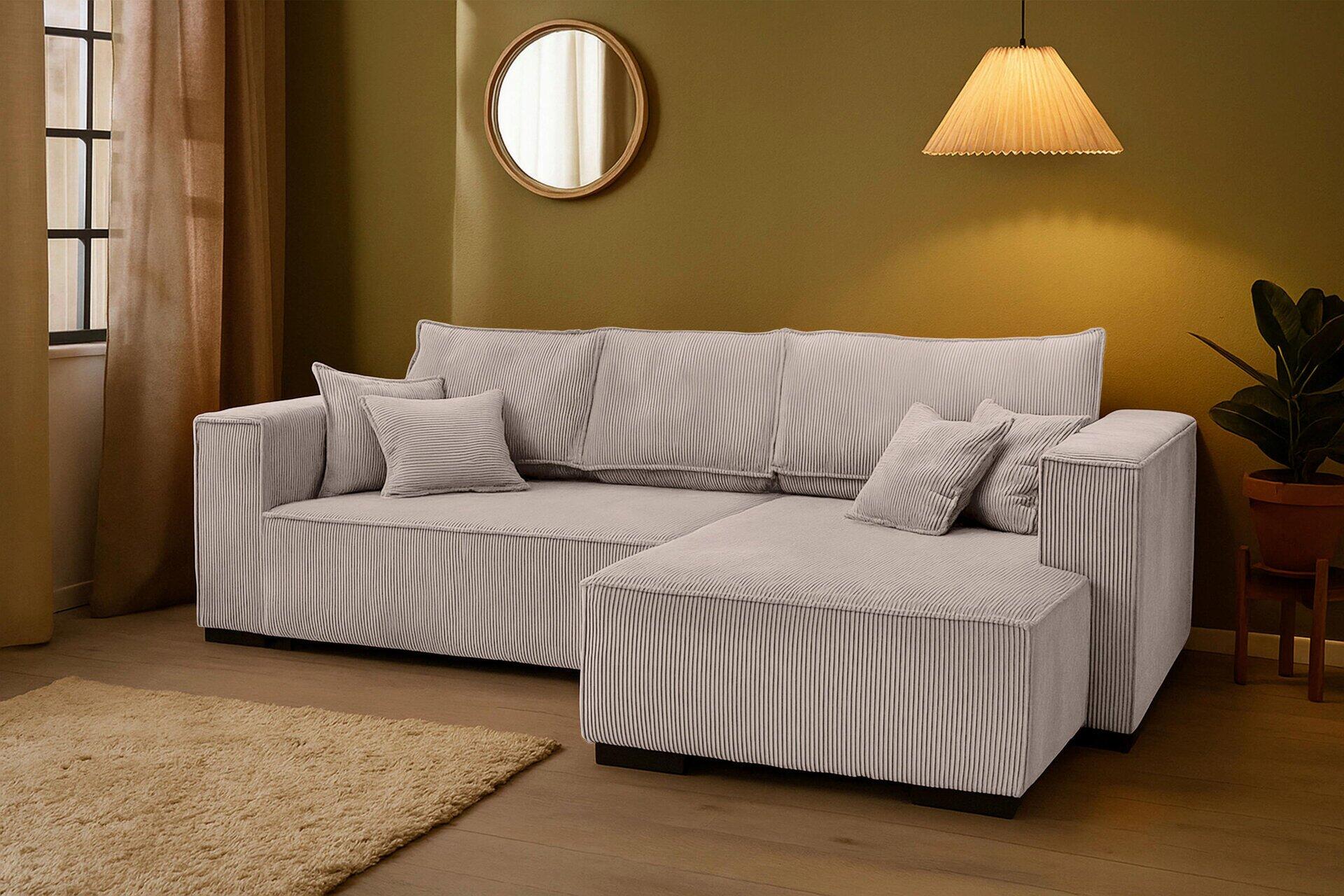 Ecksofa Mango mit gestreiftem Bezug, Ottomane als optionale Sitzfläche und drei Zierkissen, aus leicht erhöhter Perspektive im stilvollen Wohnzimmer.